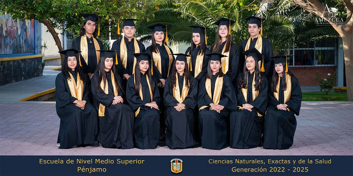 Fotografía grupal de una generación de estudiantes con toga