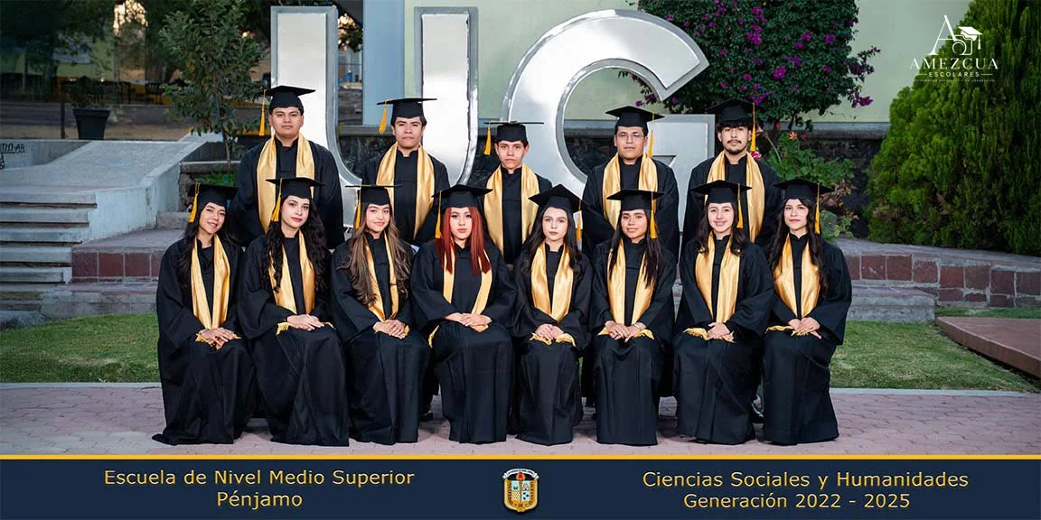 Grupo de graduados frente a su institución