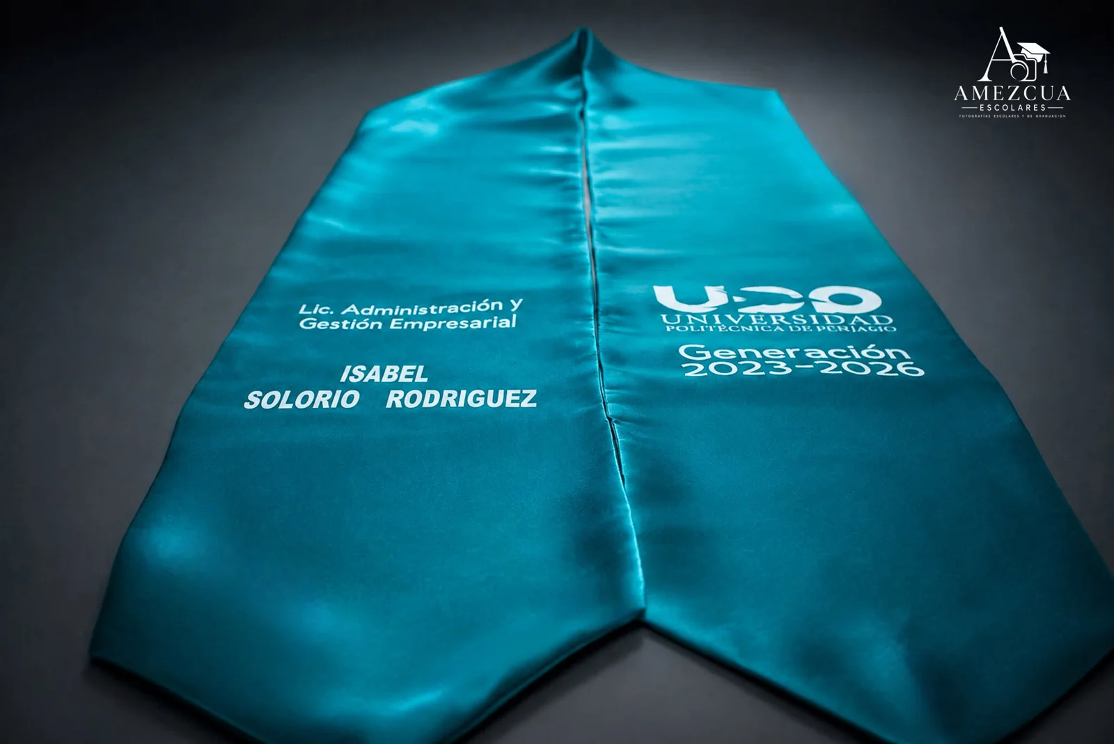 Detalle de estolas de graduación color turquesa