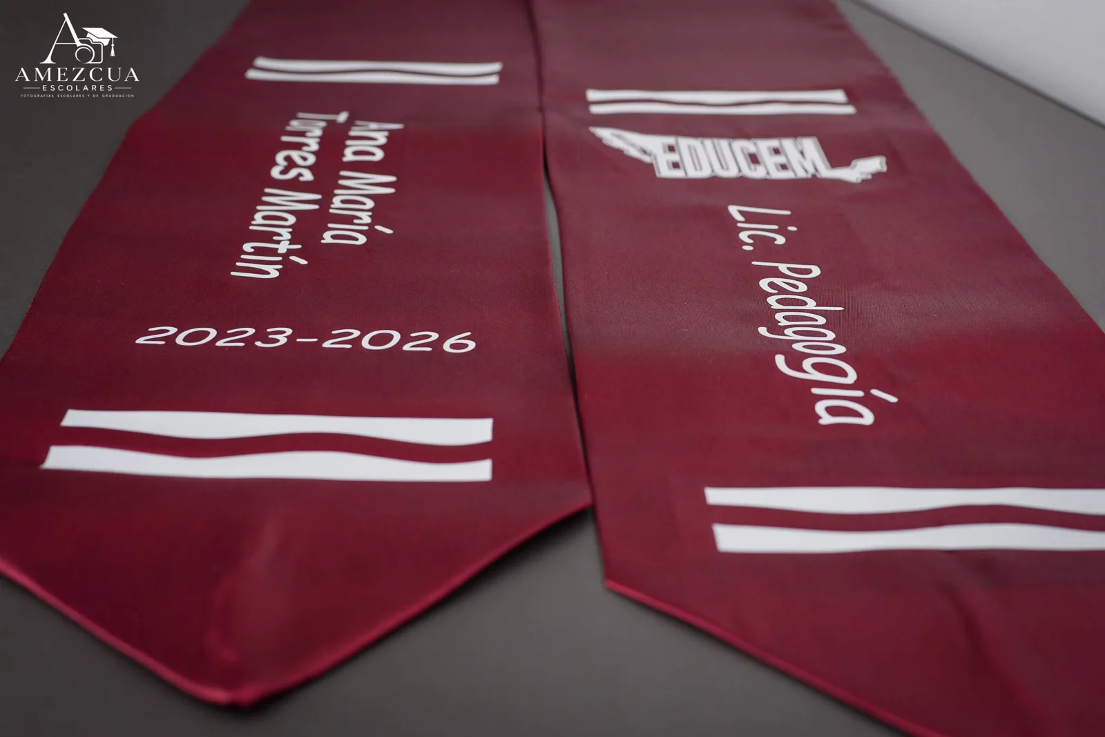 Detalle de estolas de graduación color vino