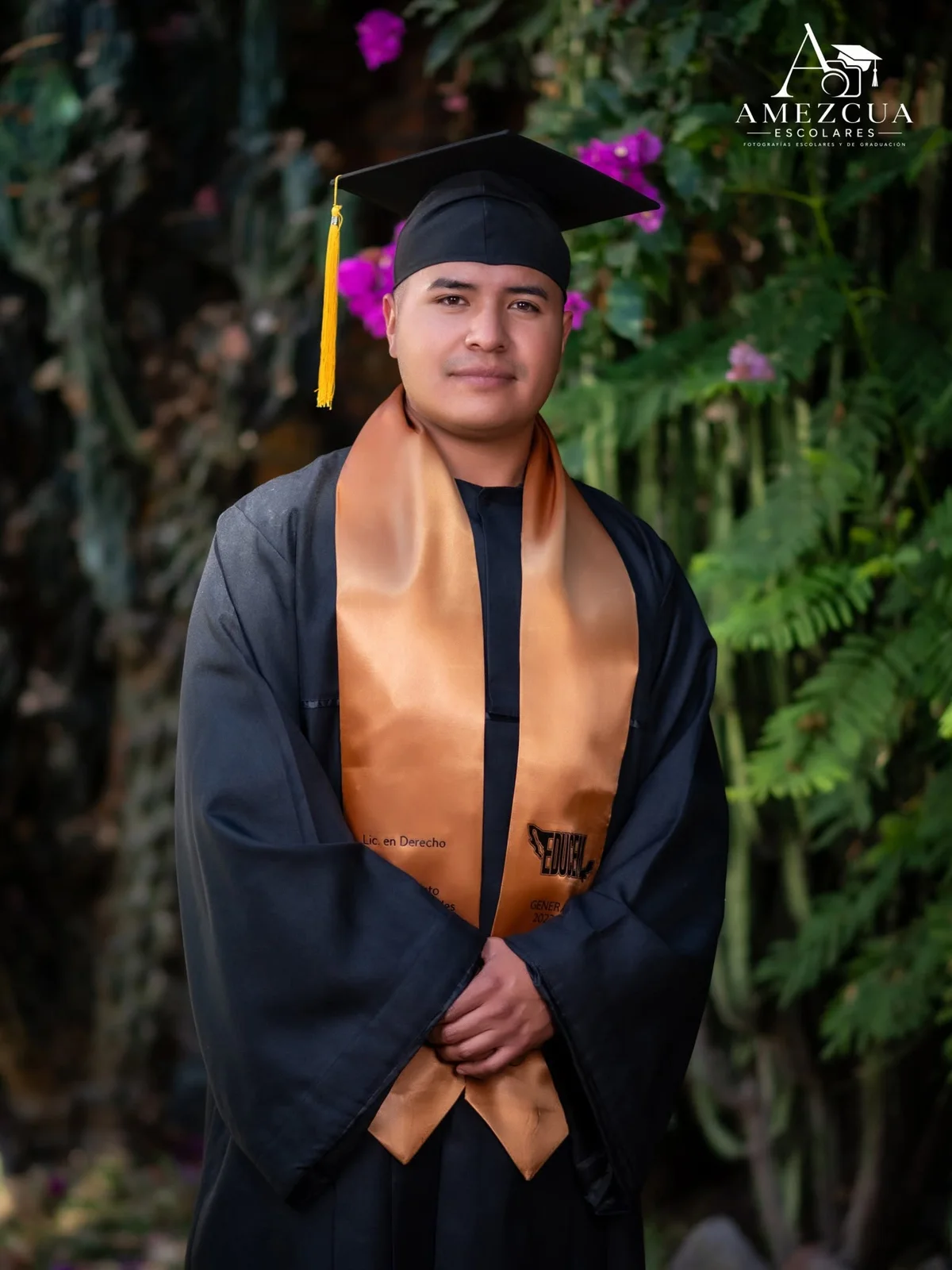 Retrato individual de graduado con estola dorada