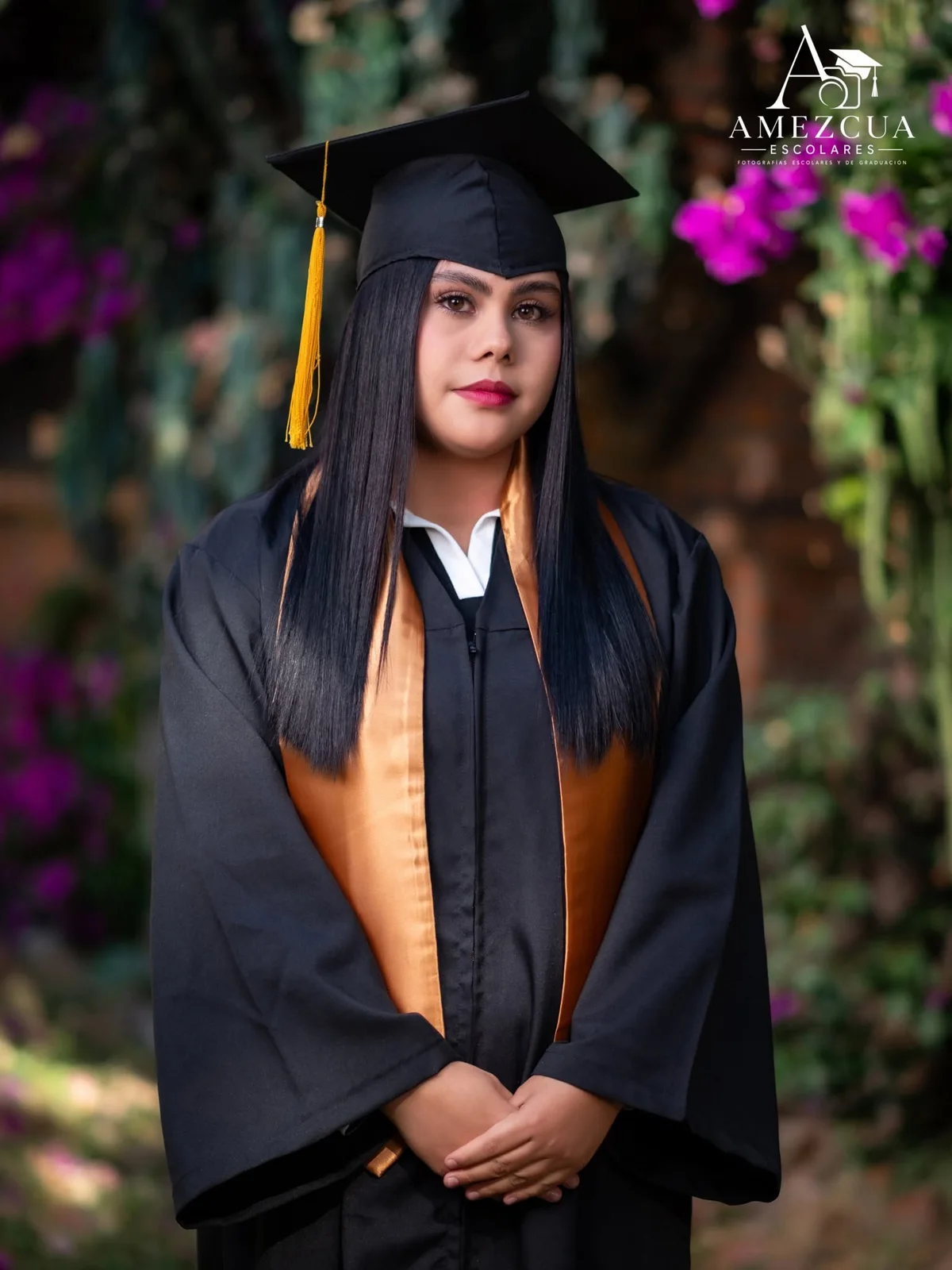 Retrato individual de graduada con birrete y estola dorada