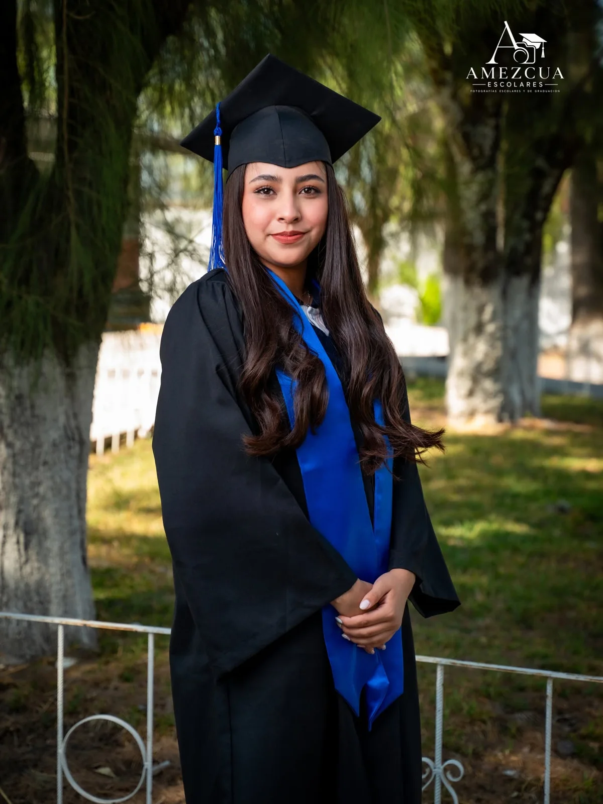 Retrato de graduación con toga y estola azul